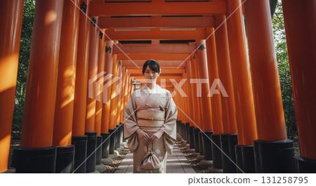 身著和服的日本女子走過千本鳥居 身著和服的日本女子走過千本鳥居 131258795