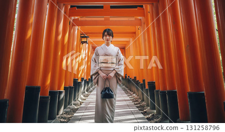 身著和服的日本女子走過千本鳥居 131258796