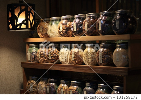 老字號米果店的店面：瓶裝米果和米果 131259172