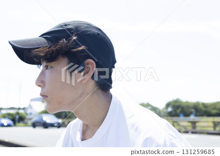 戴著耳機的孩子 戴著耳機的孩子 131259685