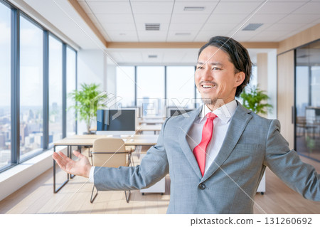 A businessman who spreads both hands 131260692