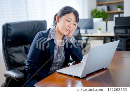 Worried business woman 131262263