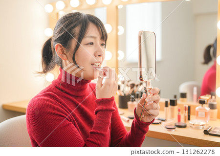 A woman to make up A woman to make up 131262278