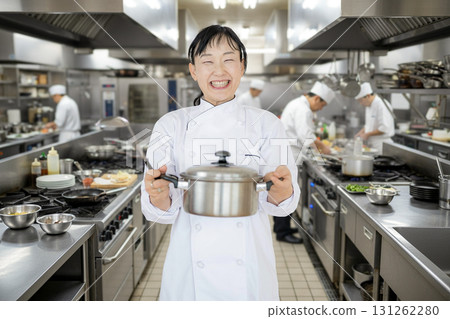 chef in the kitchen 131262280