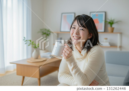 微笑著喝飲料的女人 131262446