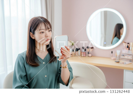 照鏡子的漂亮女人 131262448