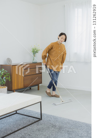 中年婦女清潔地板 131262919