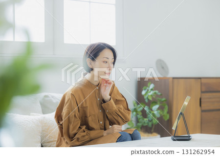 一個女人在客廳照鏡子 一個女人在客廳照鏡子 131262954