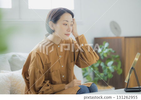 一個女人在客廳照鏡子 一個女人在客廳照鏡子 131262955