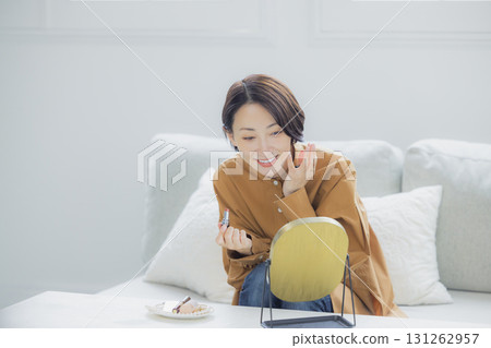 一個女人在客廳照鏡子 一個女人在客廳照鏡子 131262957