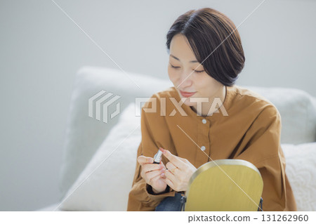 一個女人在客廳照鏡子 131262960