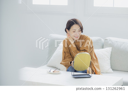 一個女人在客廳照鏡子 131262961