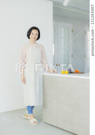 女人指著廚房 女人指著廚房 131263007