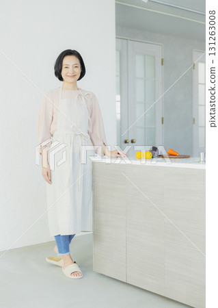 女人指著廚房 131263008