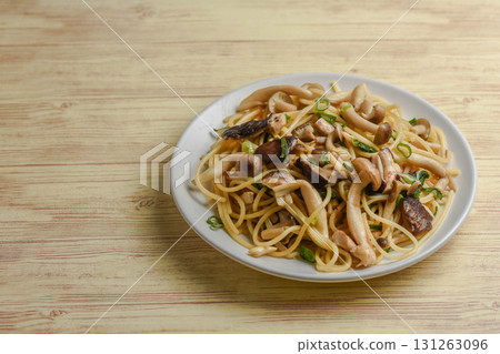 秋季風味：日式蘑菇義大利麵 131263096