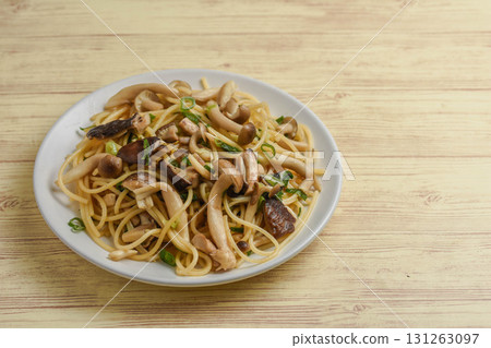 Autumn flavor: Japanese-style mushroom spaghetti Autumn flavor: Japanese-style mushroom spaghetti 131263097