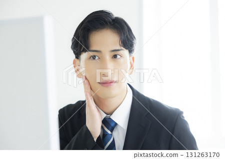 一個穿西裝的男人照鏡子 131263170