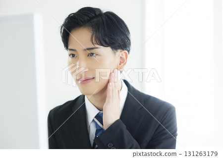 一個穿西裝的男人照鏡子 一個穿西裝的男人照鏡子 131263179