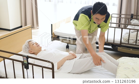 亞洲護理人員改變老人的位置 131263196