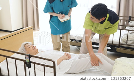 亞洲護理人員指導如何改變姿勢 131263207