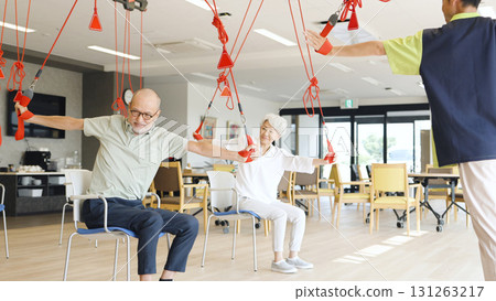 養老院裡的老人正在接受吊帶治療 131263217