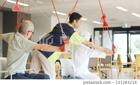 養老院裡的老人正在接受吊帶治療 131263218