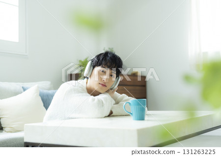 一個人在客廳聽音樂 131263225