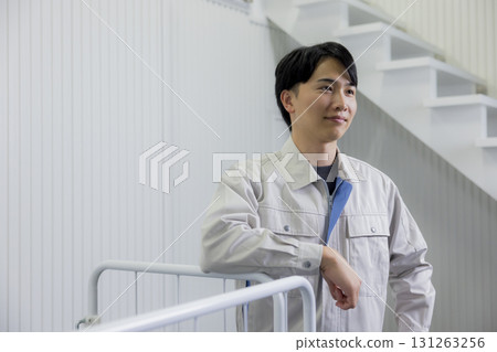 一名身穿工作服的男子推著推車 131263256