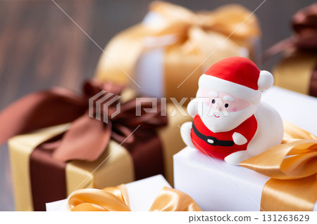 聖誕老人和禮物 聖誕老人和禮物 131263629