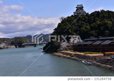 日本愛知縣犬山市。春天,犬山城和盛開的櫻花。木曾川上的遊船,藍天白雲下,遊客正在登船。 日本愛知縣犬山市。春天,犬山城和盛開的櫻花。木曾川上的遊船,藍天白雲下,遊客正在登船。 131264750