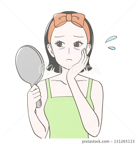 一位擔心自己眼睛下方有黑眼圈的女人照鏡子 131265115