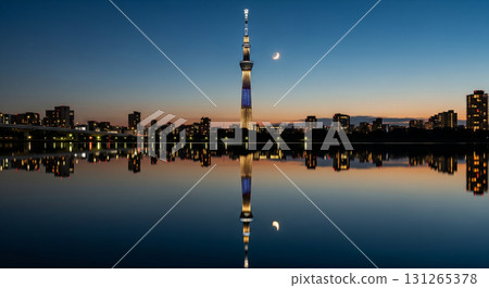 天空樹和月亮倒映在如鏡的水面上 天空樹和月亮倒映在如鏡的水面上 131265378