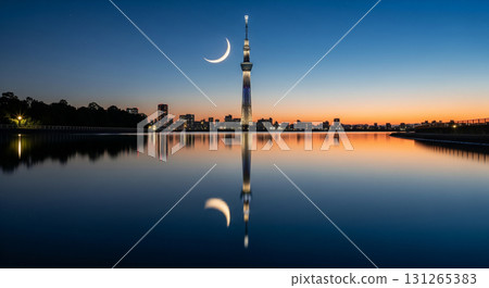 天空樹和月亮倒映在如鏡的水面上 131265383