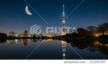 天空樹和月亮倒映在如鏡的水面上 天空樹和月亮倒映在如鏡的水面上 131265387