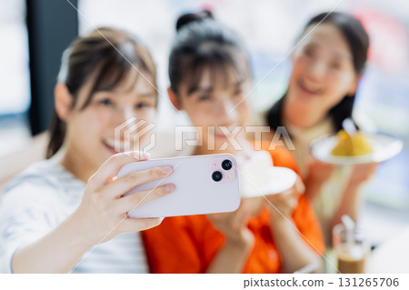 年輕女子在咖啡廳自拍 131265706