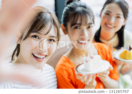 年輕女子在咖啡廳自拍 年輕女子在咖啡廳自拍 131265707