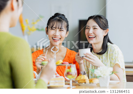 年輕女子在咖啡館享用下午茶 年輕女子在咖啡館享用下午茶 131266451