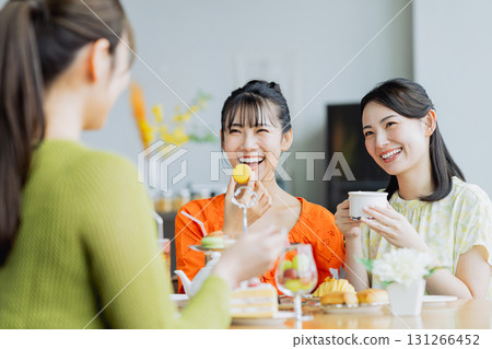 年輕女子在咖啡館享用下午茶 年輕女子在咖啡館享用下午茶 131266452