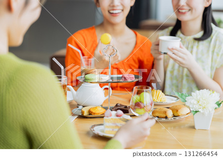 年輕女子在咖啡館享用下午茶 131266454