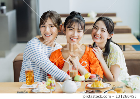 Young woman enjoying afternoon tea at a cafe 131266455
