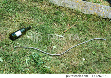 私人花園中發現被遺棄的軟管的一部分和一個空瓶子 131267139