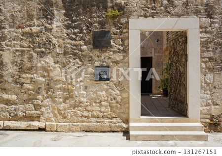 Scenery of the exterior wall and entrance of a stone building 131267151