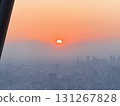 霧氣籠罩的城市夜景 131267828
