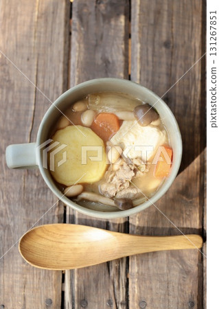 盛在湯杯裡的豬肉味噌湯,裡面有許多地瓜 盛在湯杯裡的豬肉味噌湯,裡面有許多地瓜 131267851