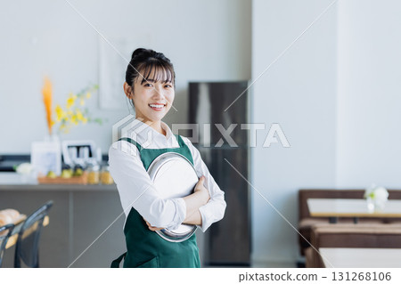 一個在咖啡館工作的年輕女子 131268106