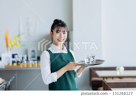 一個在咖啡館工作的年輕女子 131268127