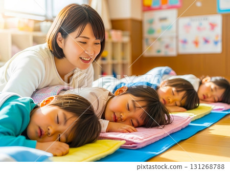 幼稚園小朋友的趣味午睡時光 幼稚園小朋友的趣味午睡時光 131268788