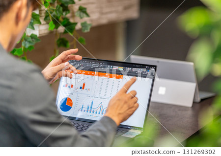 總務、會計、辦公室工作、銷售辦公室、綜合辦公室工作、資料科學家 表格、折線圖 131269302