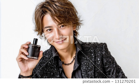 美容廣告材料，其中有一位日本男模介紹香水 131270201