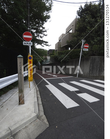 A wooden signpost at "Dorikono Slope" in Denenchofu and a steep slope where vehicles are prohibited except for bicycles A wooden signpost at "Dorikono Slope" in Denenchofu and a steep slope where vehicles are prohibited except for bicycles 131270534